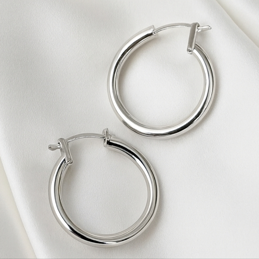 Elegant Silver Hoop Earrings – Minimalist Timeless Women’s Fashion Jewelry